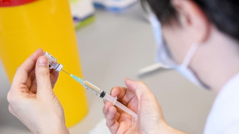 Préparation d'un vaccin à la maison de retraite Woonzorgcentrum Sint-Pieters à Puurs en Flandre (Belgique), le 28 décembre 2020 (Photo d'illustration).