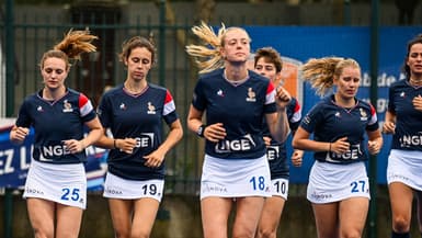 Les joueuses de l'équipe de France de hockey sur gazon pendant un échauffement en juin 2023