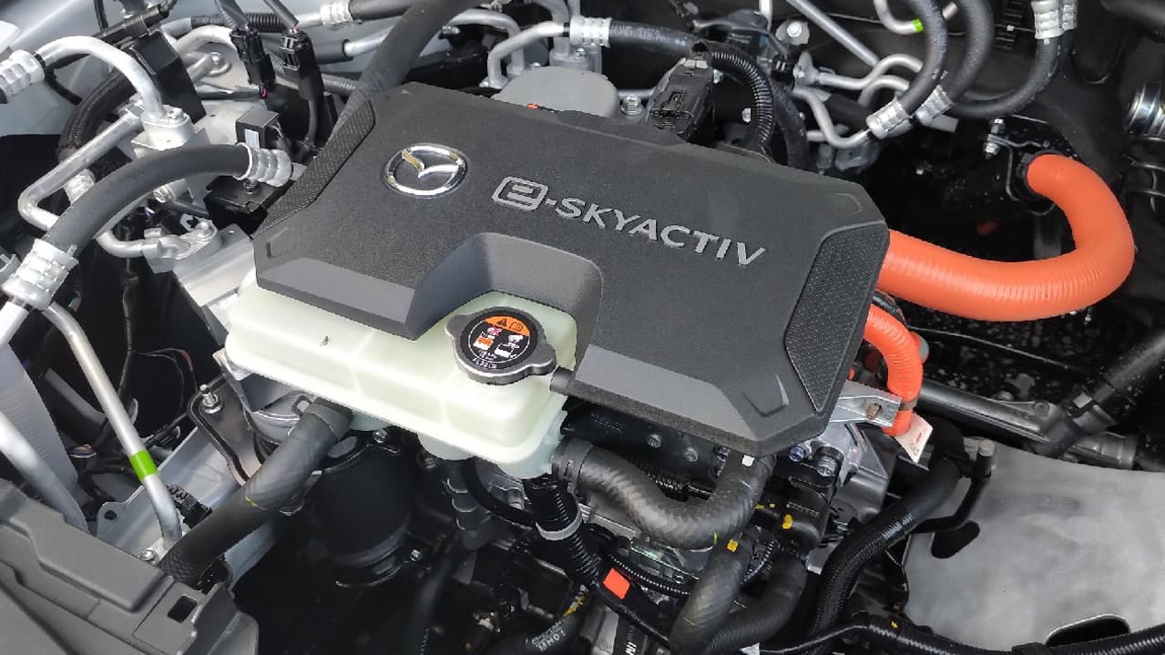 Mazda s'est basé sur une utilisation quotidienne et urbaine d'une voiture, soit quelques dizaines de kilomètres par jour. L'autonomie annoncée pour le MX-30 est donc de seulement 200 kilomètres. Mazda s'est basé sur une utilisation quotidienne et urbaine d'une voiture, soit quelques dizaines de kilomètres par jour. L'autonomie annoncée pour le MX-30 est donc de seulement 200 kilomètres.