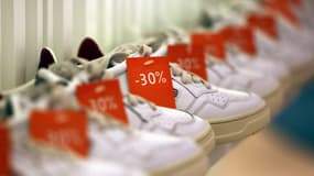 Des chaussures en solde dans un magasin parisien, le 20 janvier 2021 (photo d'illustration).
