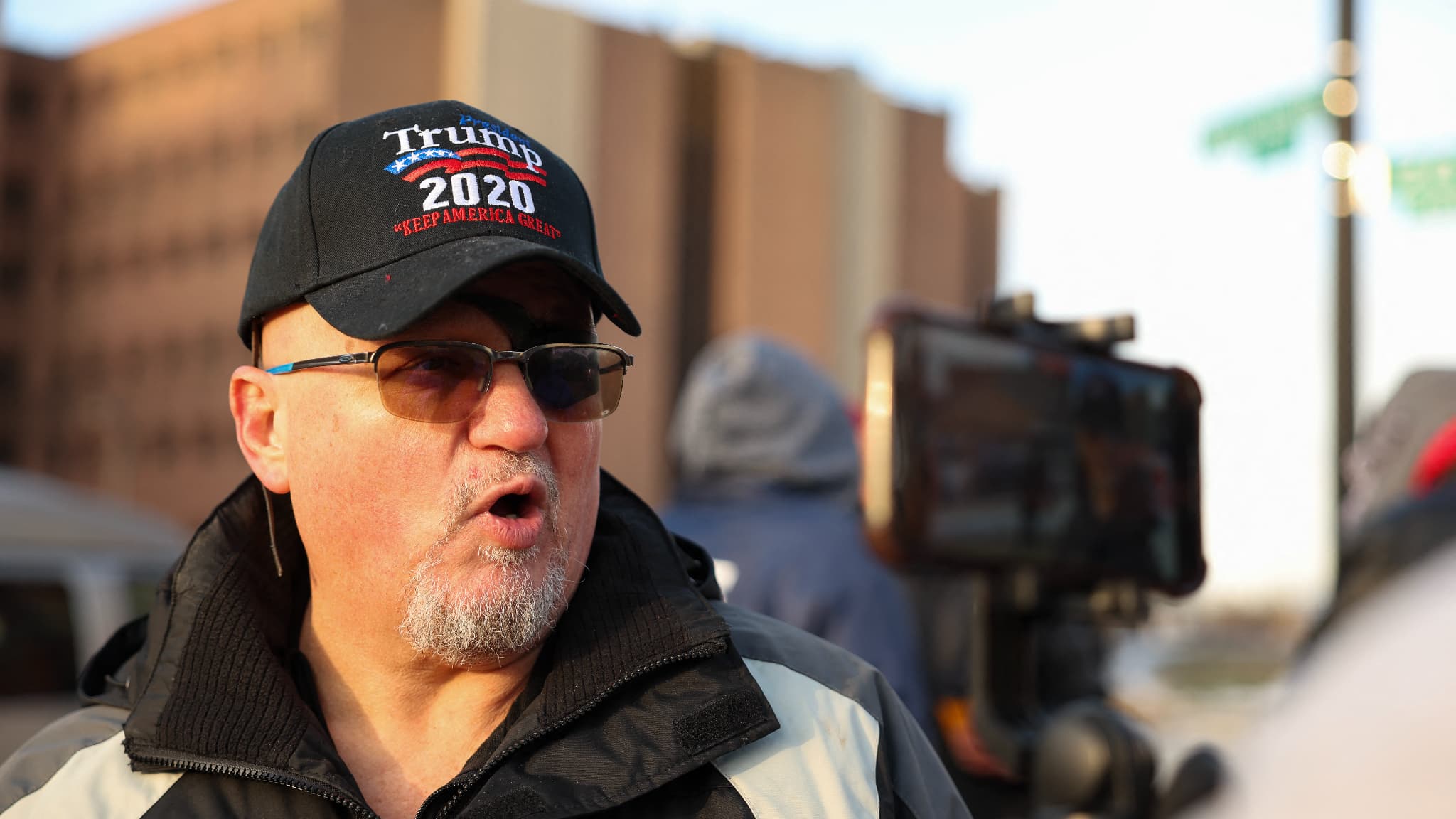 Stewart Rhodes, chef du mouvement d'extrême droite Oath Keepers grâcié par Donald Trump, parle à la presse après sa libération à Washington le 21 janvier 2025