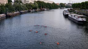 Des nageurs dans la Seine le 2 juillet 2023.