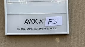 La plaque modifiée d'un cabinet d'avocat depuis l'avis consultatif du barreau de Strasbourg contre la féminisation du terme. 