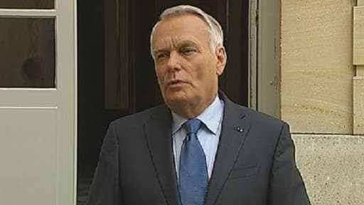 Jean-Marc Ayrault, mercredi, devant Matignon.