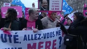 200 opposants au mariage homosexuel ont organisé dimanche un "happening" sur les Champs Elysées