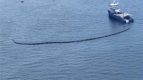Bateaux des garde-côtes américains déployés pour tenter de contenir la nappe de pétrole s'échappant d'un puits endommagé par l'explosion d'une plate-forme dans le Golfe du Mexique, la semaine dernière. La nappe de pétrole est désormais immense et pourrait