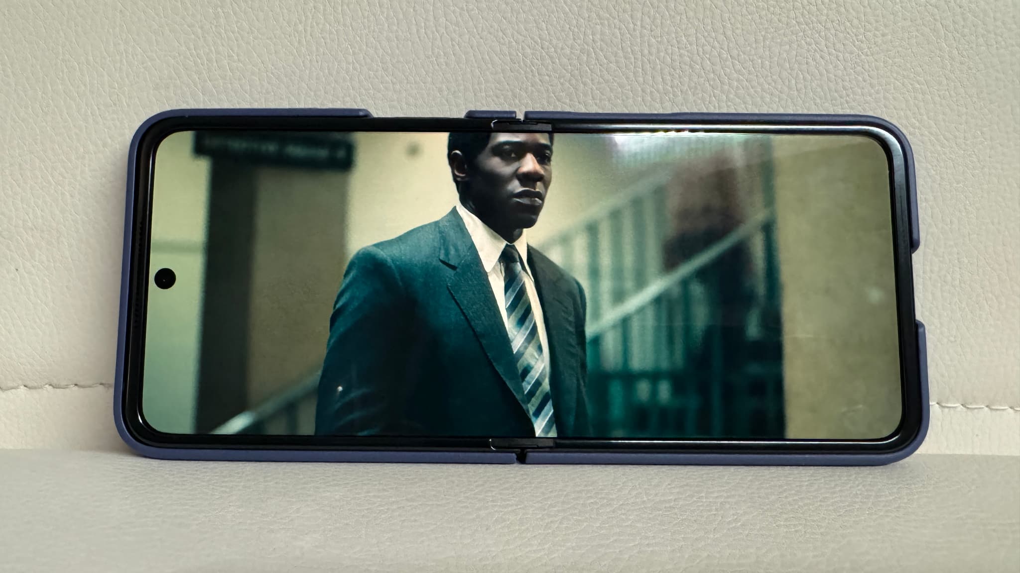 Avec Netflix, l'image s'affiche en grand et la pliure du Motorola Razr 50 Ultra est quasi invisible