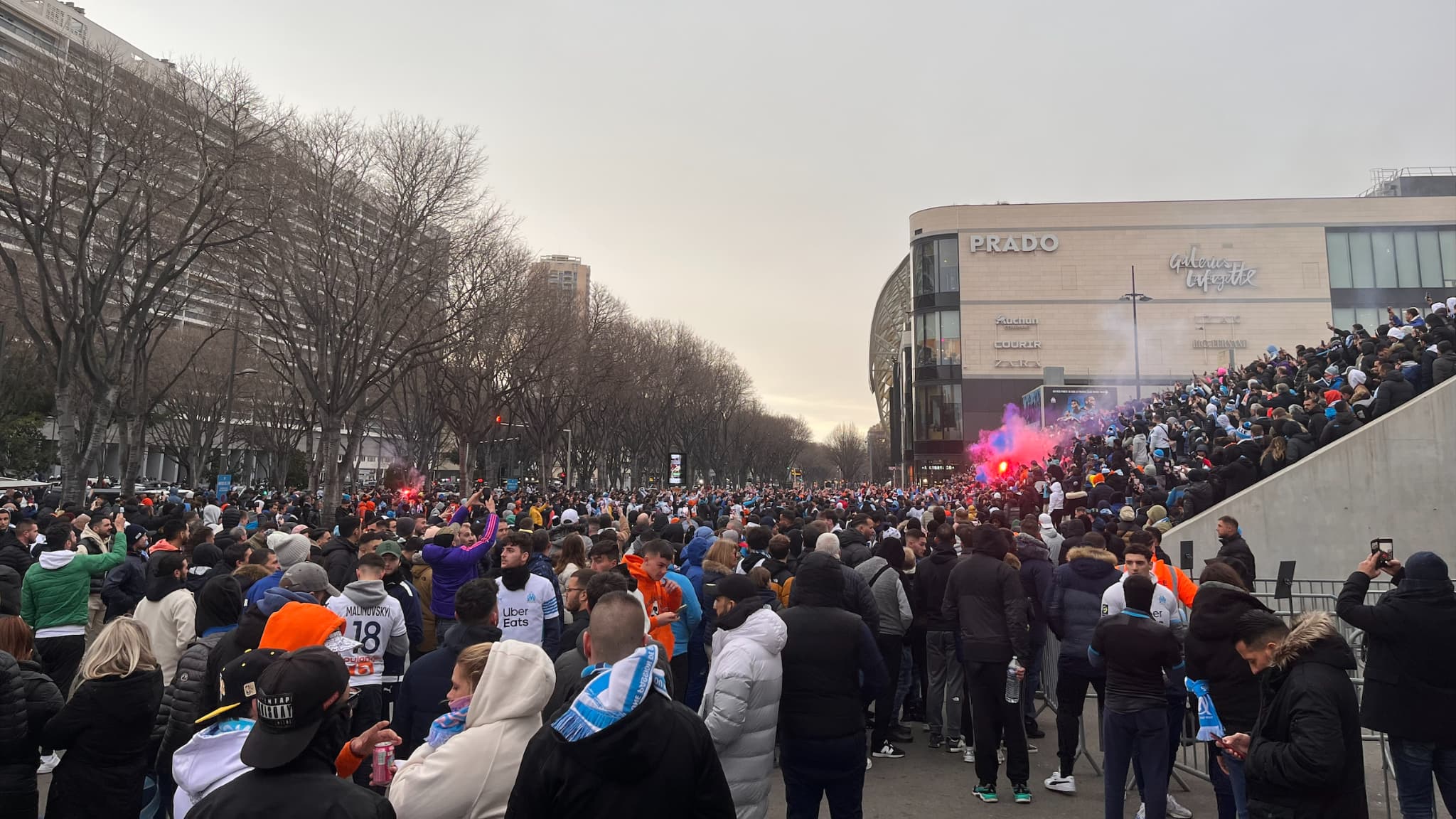 L'ambiance monte sur le parvis du Vélodrome, 26 février 2023
