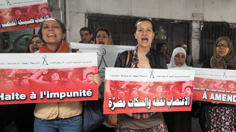 Des activistes tunisiennes, dont Amina Sboui (au centre) manifestent devant le tribunal le 31 mars 2014.