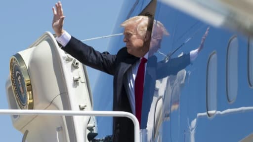 Le président américain Donald Trump salue lors de son embarquement à bord de l'avion présidentiel Air Force One, le 18 avril 2017 à la base aérienne d'Andrews, dans le Maryland