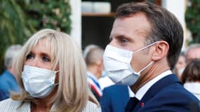 Brigitte et Emmanuel Macron à Bormes-les-Mimosas (Var), le 17 août 2020. 