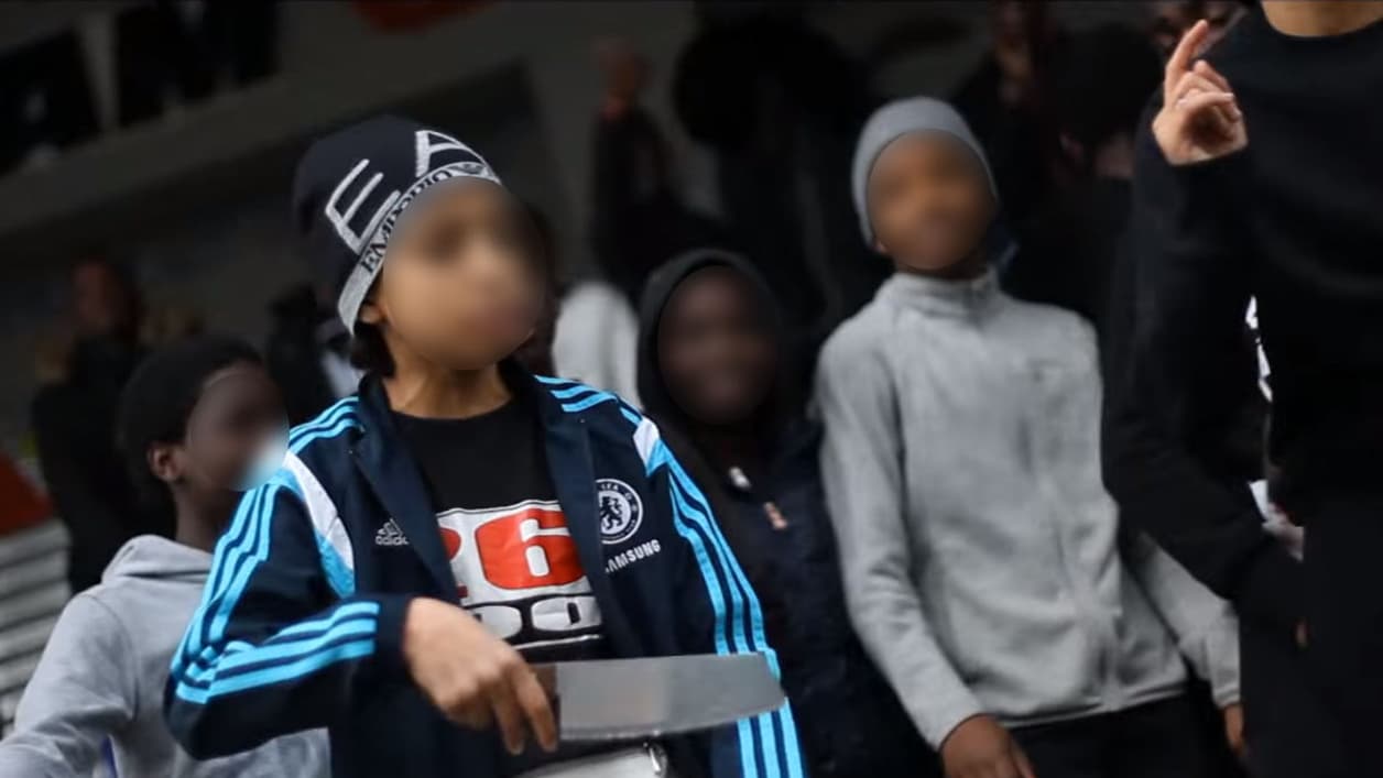Dans le clip, diverses armes blanches dont une feuille de boucher passent de main en main. Dans le clip, diverses armes blanches dont une feuille de boucher passent de main en main.