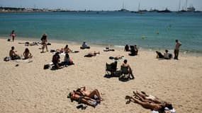 Des personnes profitent de la plage par une journée ensoliellée à Cannes, le 17 mai 2025 dans les Alpes-Maritimes (image d'illustration)