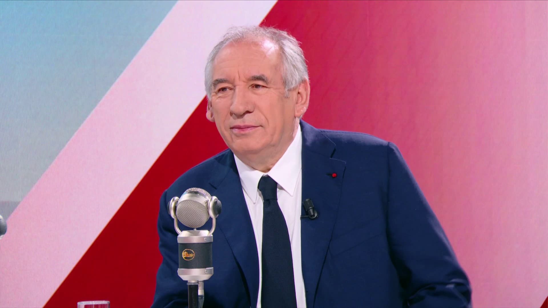 "PAS POSSIBLE QUE LES ÉTRANGERS NE SOIENT PAS ASSOCIÉS À L'EFFORT": FRANÇOIS BAYROU CONFIRME VOULOIR DURCIR LES CONDITIONS D'ACCÈS À L'AIDE MÉDICALE D'ÉTAT