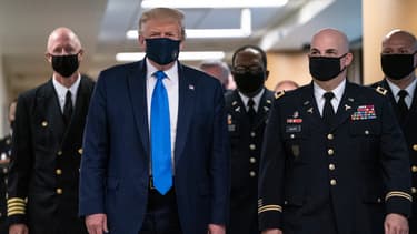 Donald Trump porte un masque pour la première fois, le 11 juillet 2020 à Bethesda, dans le Maryland.