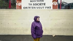 Une manifestante devant une bannière de la CGT à Annonay, en Ardèche, le 7 mars 2023