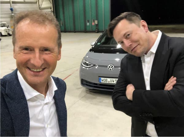 Herbert Diess le président du directoire de Volkswagen AG et Elon Musk en septembre en Allemagne. Elon Musk avait essayé l'ID.3.