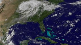 Image satellite d'Isaac qui commence à balayer le Middle West américain. De fortes pluies se sont abattues samedi sur le Midwest dans le sillage de la tempête Isaac, qui a fait au moins trente morts et provoqué de vastes inondations et dégâts matériels da