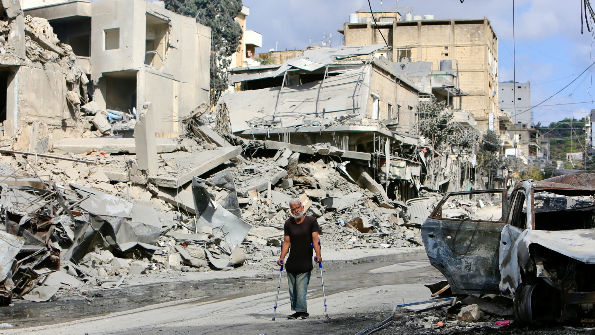 Un homme marche au milieu des destructions, un jour après les frappes aériennes israéliennes qui ont visé la ville de Nabatieh, dans le sud du Liban, le 17 octobre 2024.