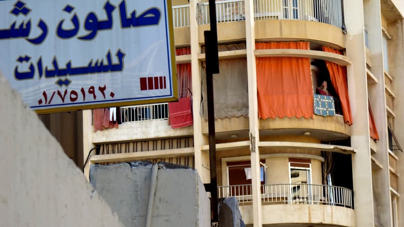 Un homme à son balcon à Beyrouth (Photo d'illustration).