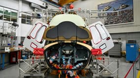 Ligne d'assemblage de l'hélicoptère H160 d'AIrbus à Marignane, dans le sud-est de la France, le 24 juillet 2025