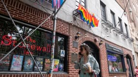 Des personnes passent devant l'auberge historique Stonewall Inn, le 26 juin 2025 à New York.