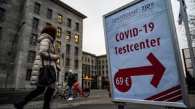 Une panneau annonce la direction d'un centre de dépistage au Covid-19 à Berlin, en Allemagne