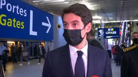Gabriel Attal à Roissy samedi 4 décembre 2021. 