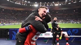Benjamin Bourigeaud (à g.) dans les bras de son capitaine Benjamin André au Stade de France.