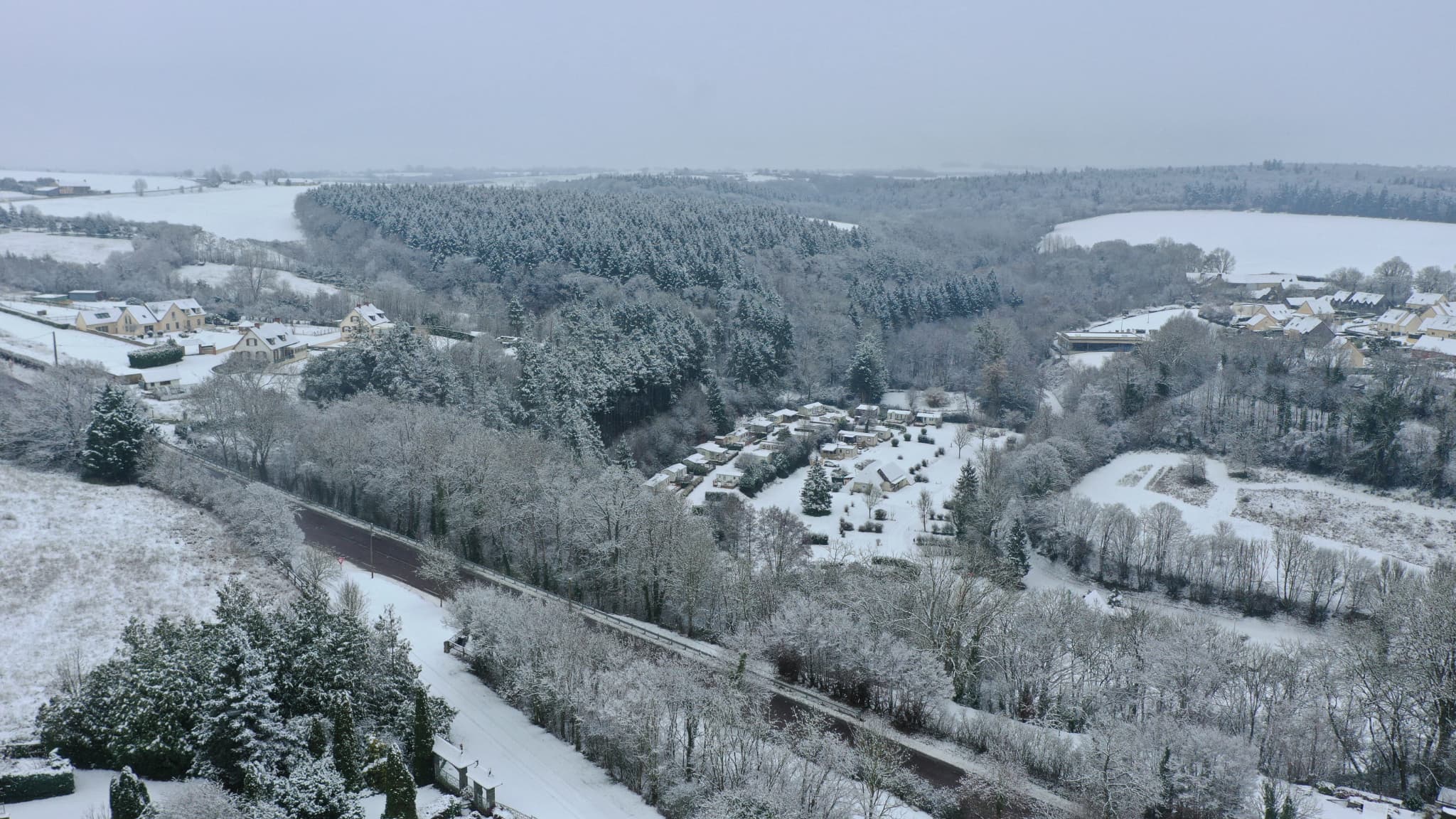 La commune de Thury-Harcourt-le-Hom le 5 janvier 2026 sous la neige en Normandie. 