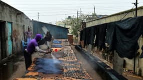 Un travailleur bangladeshi diffuse des colorants chimiques sur des lanières de cuir à Dacca, le 6 avril 2017