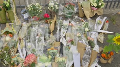 Des fleurs à l'entrée du collège de Pierre-Simon de Laplace pour rendre hommage à Stéphane Vitel, retrouvé mort au sein de l'établissement vendredi 11 août 2023.