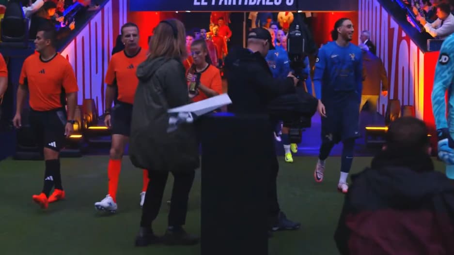 Amine a fait tomber le trophée du match des streamers Espagne-France, 12 octobre 2024
