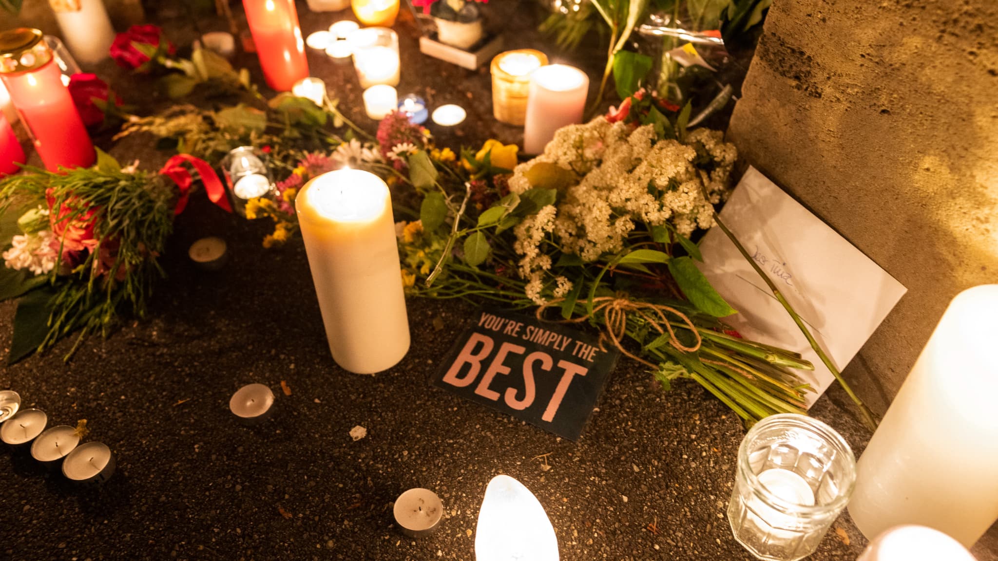 Hommages rendus à Tina Turner devant son domicile en Suisse au lendemain de sa mort le 25 mai 2023.