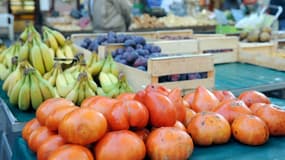 Vente de fruits et légumes bio sur un marché (image d'illustration).