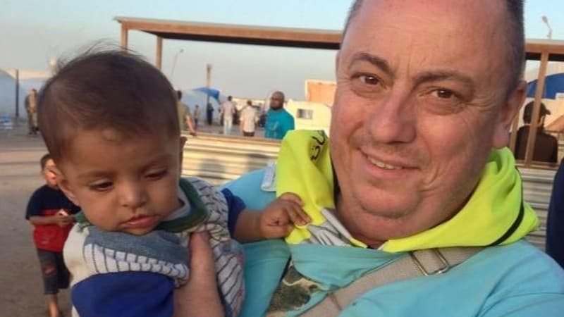 L'humanitaire britannique Alan Henning, ici portant un enfant syrien réfugié dans ses bras, est menacé de mort par Daesh.