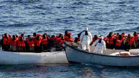 Des membres de la marine italienne viennent en aide à des migrants au large de la Méditerranée, le 27 juin 2016. 