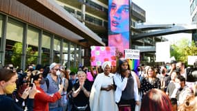 Un groupe de manifestants mercredi 20 octobre près du siège de Netflix à Los Angeles pour dénoncer le soutien de la plateforme de streaming à l'humoriste Dave Chappelle et ses propos jugés transphobes