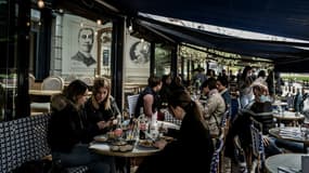 Des clients à la terrasse d'un restaurant à Lyon, le 19 mai 2021.
