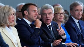 Emmanuel Macron discute avec Thomas Bach lors de la session plénière du CIO, le 22 juillet 2024
