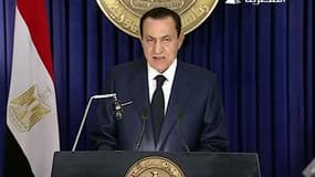 Le président égyptien Hosni Moubarak exposera une procédure constitutionnelle avant de transférer ses pouvoirs au vice-président, selon la chaîne de télévision Al Arabiya. /Image diffusée le 1er février 2011/REUTERS/Télévision d'Etat égyptienne