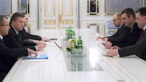 Le président ukrainien Viktor Ianoukovitch rencontre les opposants Arséni Iatseniouk et Vitali Klitschko le 25 janvier 2014.