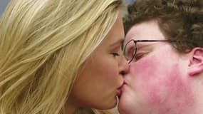 Le mannequin Bar Refaeli embrassant un jeune geek dans une publicité américaine GoDaddy