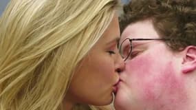 Le mannequin Bar Refaeli embrassant un jeune geek dans une publicité américaine GoDaddy