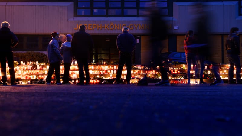 De nombreux élèves et parents du lycée Joseph König, à Haltern, en Allemagne, se sont recueillis jusque tard dans la nuit, mardi.