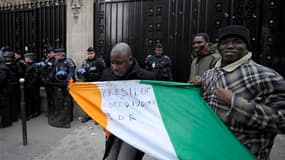 Des partisans d'Alassane Ouattara (photo) ont occupé lundi pendant plusieurs heures l'ambassade de Côte d'Ivoire à Paris pour protester contre le maintien au pouvoir du président sortant, Laurent Gbagbo. /Photo prise le 27 décembre 2010/REUTERS/Philippe W