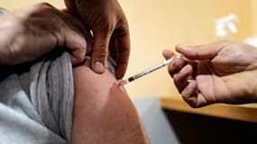 Un homme se fait vacciner contre le Covid-19 à Nice, le 11 janvier 2021