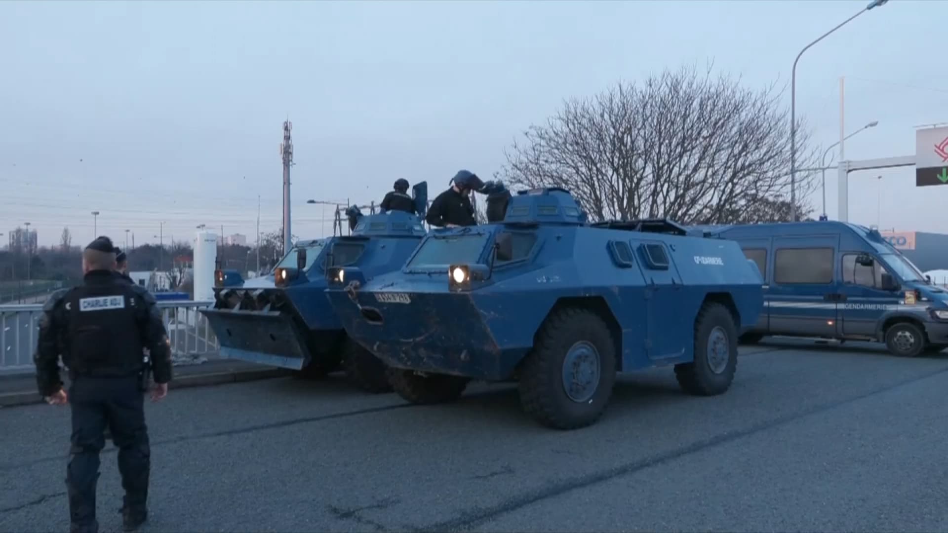 Les blindés de la gendarmerie devant le marché de Rungis, le dimanche 28 janvier 2024 Les blindés de la gendarmerie devant le marché de Rungis, le dimanche 28 janvier 2024