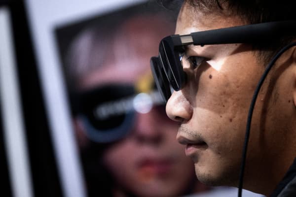 Occhiali per realtà aumentata Xreal, indossati da un visitatore del CES 2024 di Las Vegas.