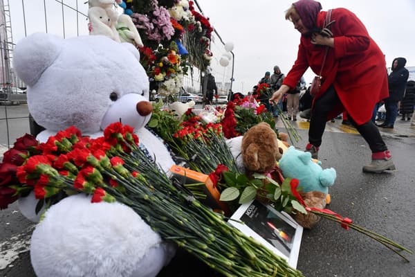 Des fleurs déposées devant le Crocus City Hall après une attaque meurtrière, près de Moscou, en Russie, le 23 mars 2024